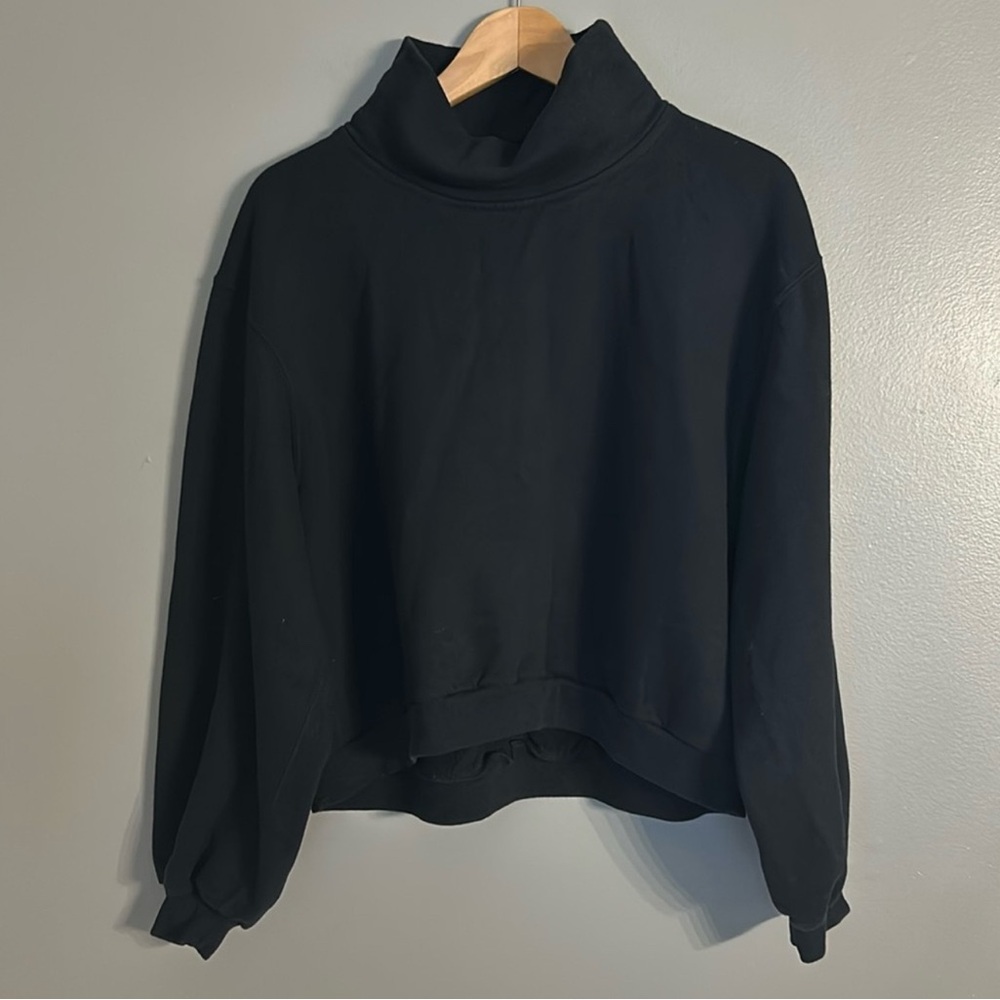 •Abercrombie & Finch sweatshirt•